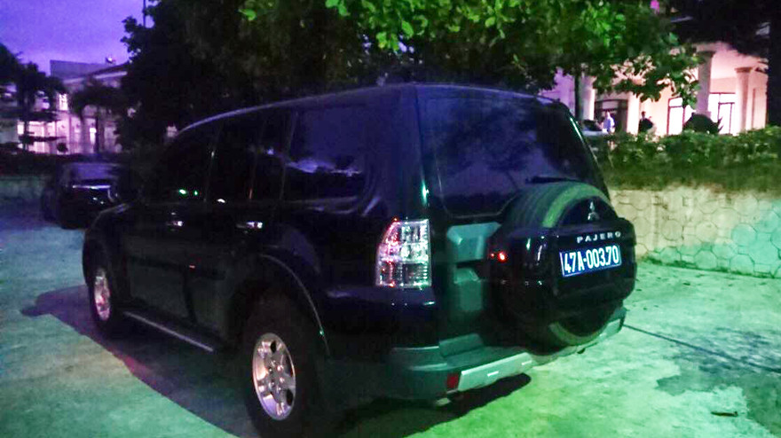 Xe công an thực hiện nhiệm vụ khám xét trước trụ sở Sở Y tế Đắk Lắk