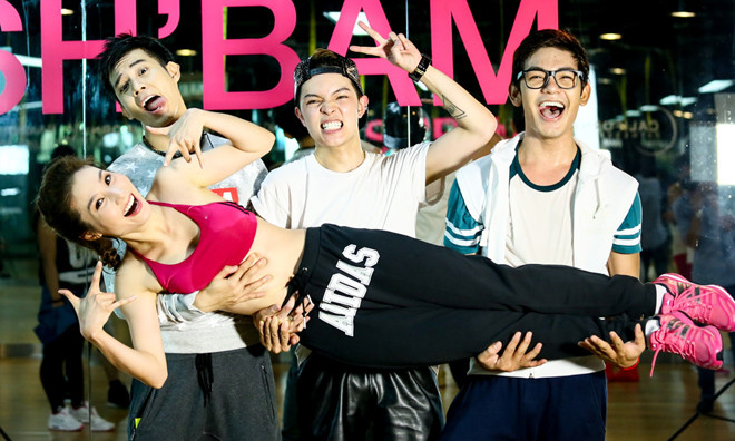 Diễm My 9X gợi cảm và tinh nghịch bên dàn hotboy.