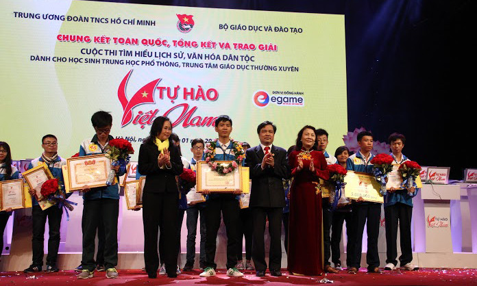 Huỳnh Thanh Thân, học sinh lớp 11 (Khánh Hòa) đạt giải nhất và được trao vòng nguyệt quế cuộc thi “Tự hào Việt Nam” 
