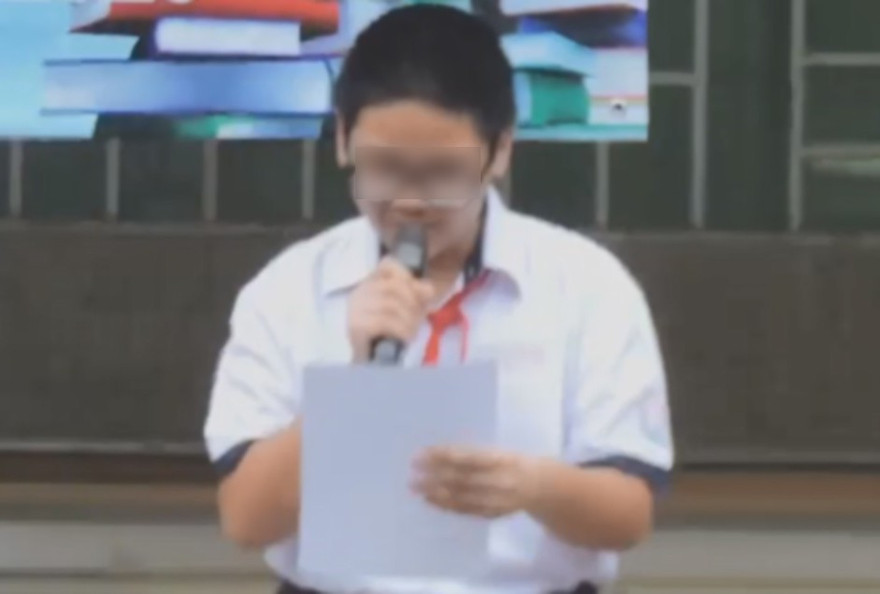 M.Q. bị đình chỉ học, hạ hạnh kiểm, phải lao động công ích và đọc kiểm điểm trước trường. Hình ảnh nam sinh đọc bản kiểm điểm và xin lỗi được quay lại và đưa lên mạng. Ảnh cắt từ clip