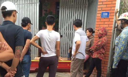 Quan tài được đặt trước cửa nhà ông H.
