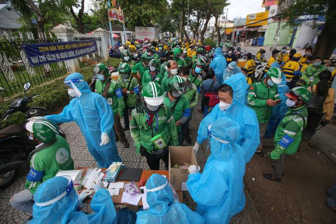 Hình ảnh shipper ở TPHCM lấy mẫu xét nghiệm COVID-19 