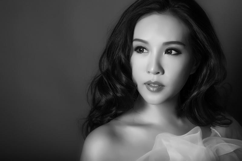 Khuôn mặt đẹp, đôi mắt sâu hút hồn và thần thái đầy bí ẩn là những điểm nổi bật nhất trong bộ ảnh trắng đen mà hoa hậu Thu Hoài vừa thực hiện.