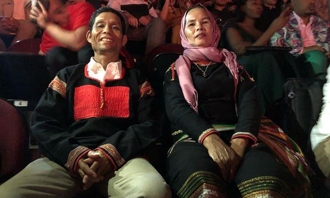 Bố mẹ H'Hen Niê cổ vũ con gái trong đêm chung kết.