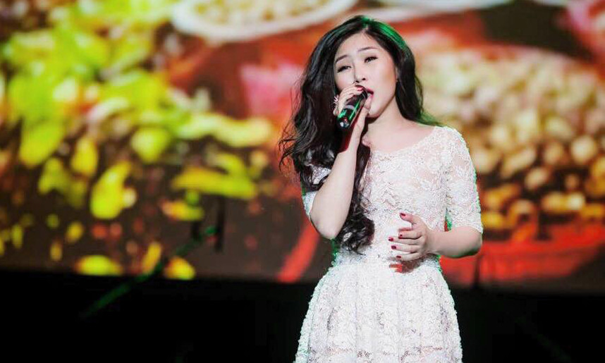 Hương Tràm hát nhạc Trịnh khi lưu diễn ở châu Âu