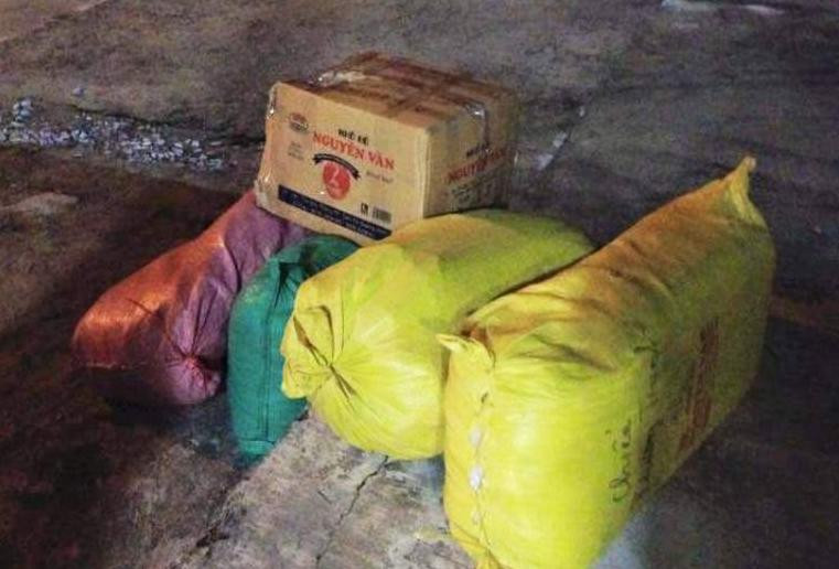 Các bao tải chứa bò khô bốc mùi thối.