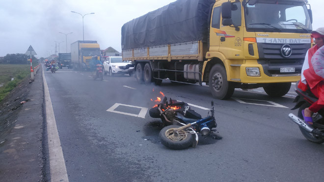 Chiếc xe thiếu nữ đang chạy bỗng bốc cháy ngùn ngụt 