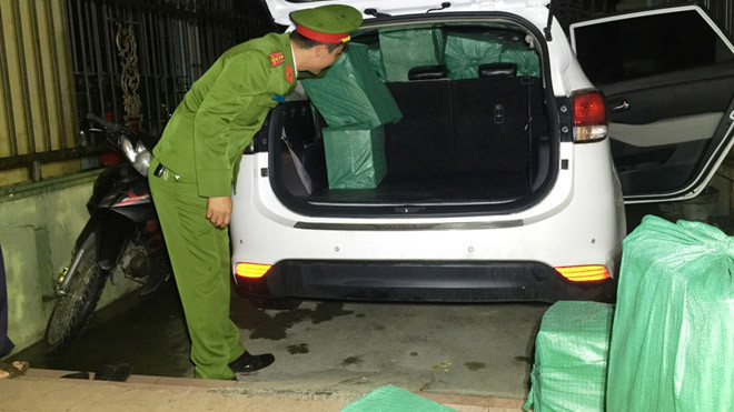 Chiếc xế hộp 7 chỗ dùng để chở thuốc lá lậu hiệu Jet bị cấm nhập vào Việt Nam