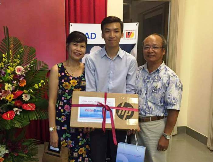 Sinh viên Vũ Hoàng Phương (giữa)