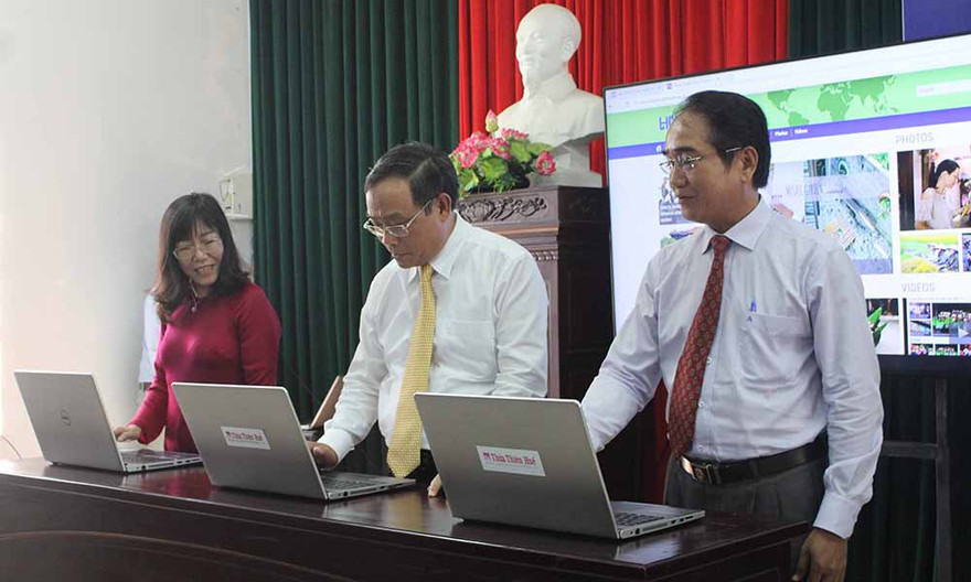 Từ phải sang trái, Phó Bí thư Thường trực Tỉnh ủy, Chủ tịch UBND tỉnh, TBT Báo TT-Huế nhấn nút ra mắt phiên bản điện tử tiếng Anh của tờ báo này.
