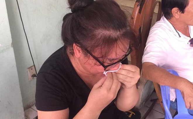 Mẹ Đông Hùng khóc khi chia sẻ về hoàn cảnh - Ảnh: Khám Phá. 
