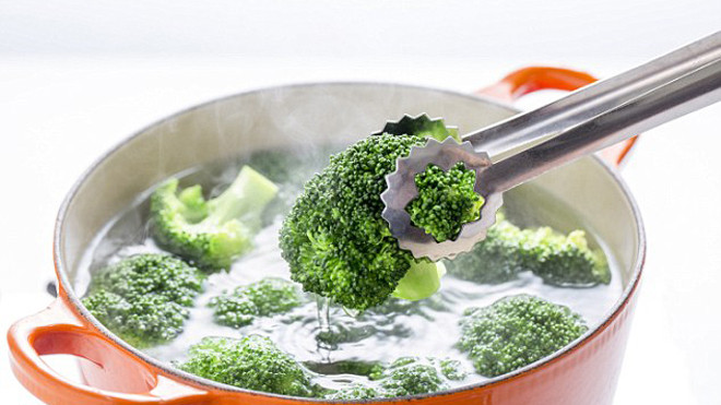  Nếu thời gian đun nấu rau quá dài, lượng vitamin C có trong rau có thể mất đi tới 50%, chuyên gia dinh dưỡng Tracy Lesht nói.