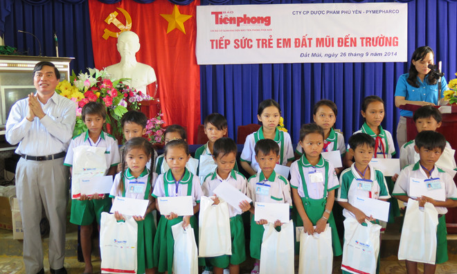 Tiền Phong tiếp sức trẻ em Đất Mũi đến trường
