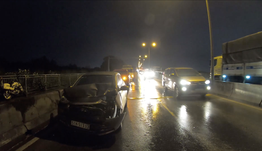 Hiện trường 7 ôtô tông liên hoàn trên cầu Phú Mỹ 