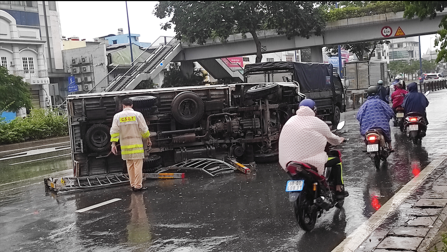 Xe tải cày nát hàng chục mét dải phân cách rồi ‘chổng vó’ lên trời