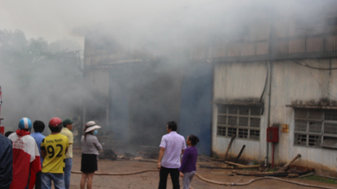 Khói lửa bao trùm khu nhà xưởng