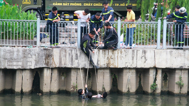 Lực lượng chức năng đưa thi thể nạn nhân lên bờ.