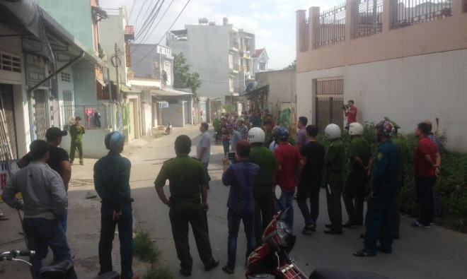 Hiện trường đối tượng Long chém trọng thương một chiến sĩ công an, tử thủ trong nhà dân. Ảnh Việt Văn.