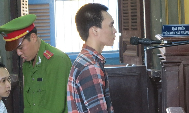  Bị cáo Dể bị tuyên y án về hai tội danh “giết người và giao cấu với trẻ em”. Ảnh: Đông Sơn.