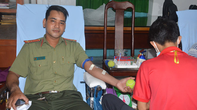 Thượng úy Tăng Minh Luân đang hiến máu