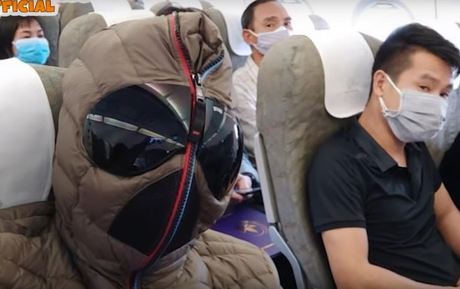 Xuân Bắc bịt kín như 'Người Nhện' khi đi máy bay 