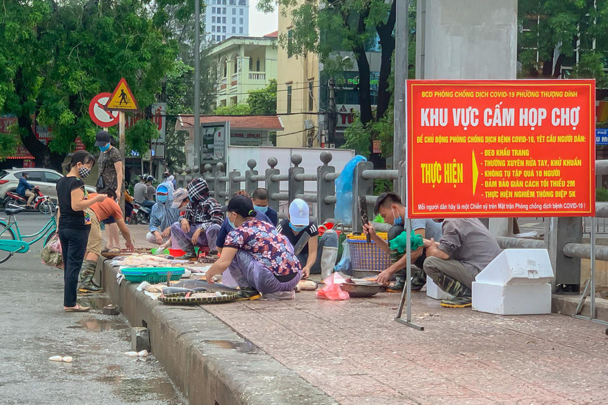 Bất chấp lệnh cấm, chợ cóc nhiều nơi ở Hà Nội vẫn âm thầm hoạt động