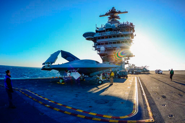 Cận cảnh ‘sát thủ tàng hình’ X-47B tác chiến tàu sân bay