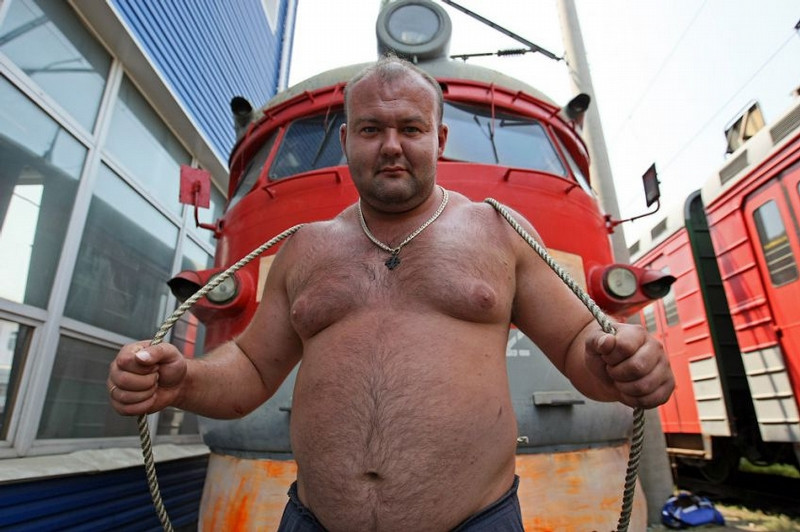 [ẢNH] Lực sĩ kéo đoàn tàu 120 tấn nhẹ nhàng như đẩy xe hàng