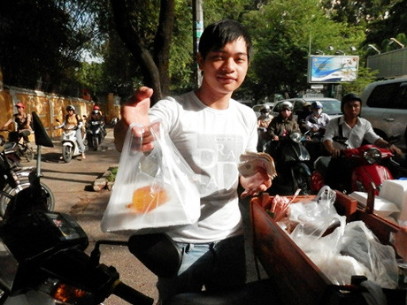 Chỉ trong một phút, Toản làm xong hộp bánh ướt giá 15.000 đồng.