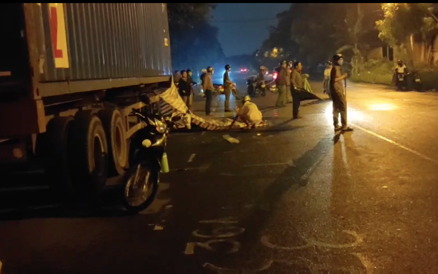 Tông vào thùng hàng container bên đường, một người tử vong 