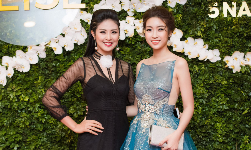 Hoa hậu Mỹ Linh diện váy ren mỏng quyến rũ giữa trời đông