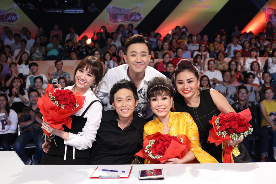 Trấn Thành-Hoài Linh chơi trội, tặng hoa toàn bộ khán giả nữ
