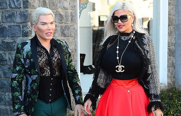 "Búp bê Ken" Rodrigo Alves và bạn gái thu hút mọi ánh nhìn khi cùng dạo phố, ngày 1/3.