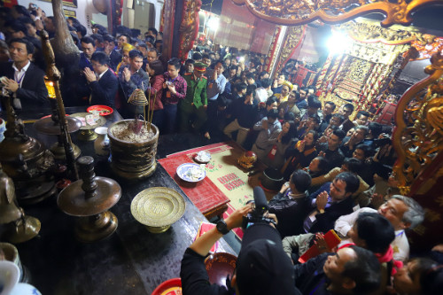 Giám đốc điện lực Bình Lục, Hà Nam mất chức vì đi đền Trần vào giờ hành chính. Ảnh minh hoạ: Ngọc Thành