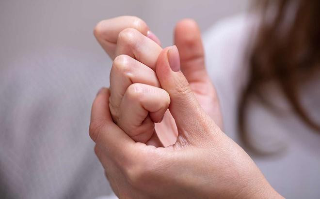 Tại sao khi bẻ các khớp tay lại tạo ra tiếng kêu răng rắc?