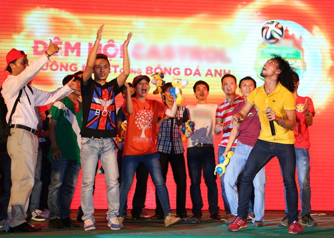 Rocker Phạm Anh Khoa trổ tài tâng bóng điệu nghệ