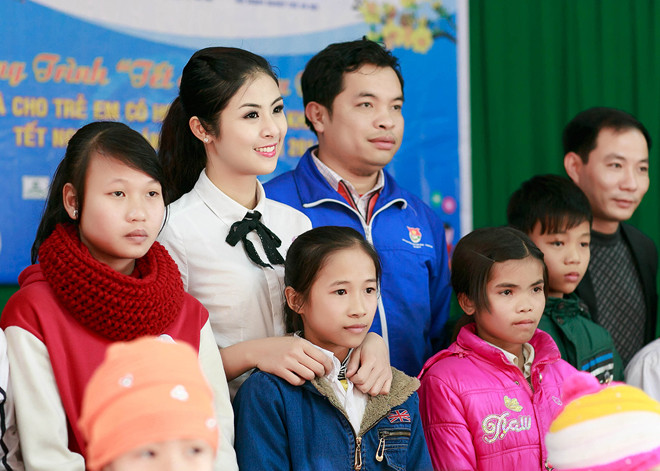 Hoa hậu Ngọc Hân trao quà Tết cho trẻ em nghèo