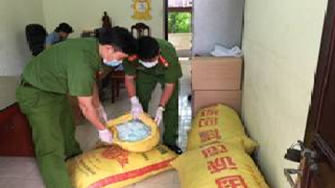Lực lượng chức năng thu giữ thuốc kích thích giá đỗ nhập lậu. Ảnh: Minh Anh. 