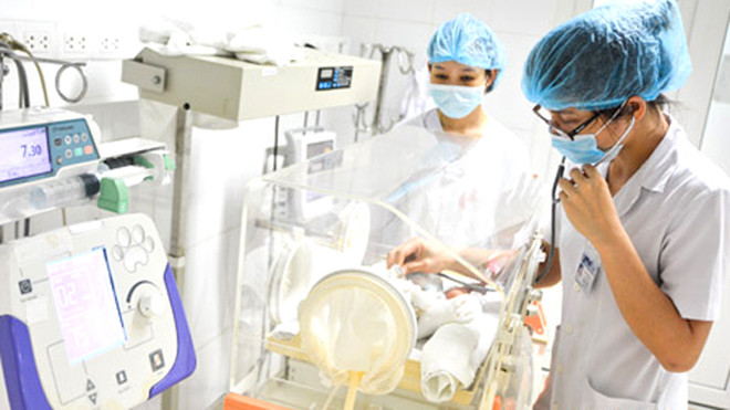 Cháu bé đang nằm lồng ấp để theo dõi.