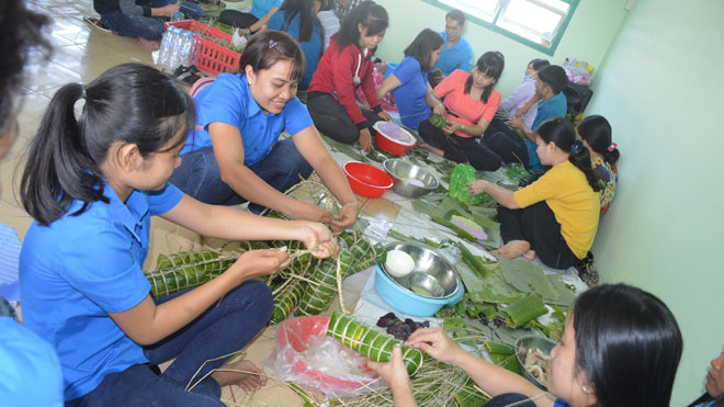Hội thi gói bánh tét tặng người nghèo