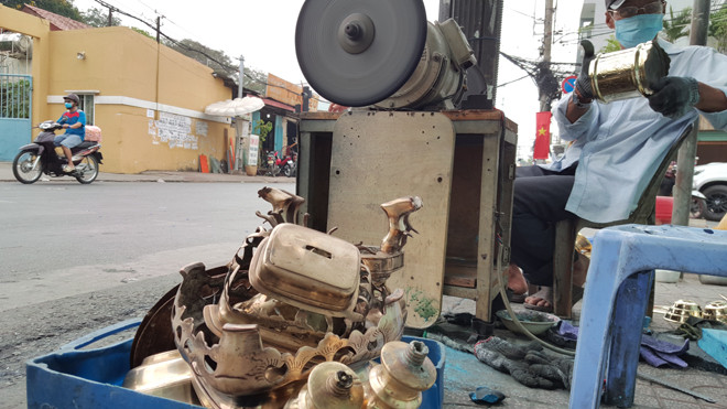 Từ ngày 9 tháng Chạp (âm lịch), anh Hùng bắt đầu dọn đồ nghề ra địa điểm gần nhà để bắt đầu với công việc nhận chùi và đánh bóng lư đồng cho khách.