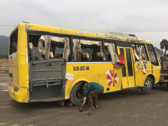 Chiếc xe khách gặp nạn khiến 2 người tử vong và nhiều người bị thương