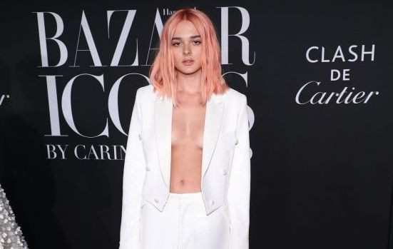 Ca sĩ 2k táo bạo với mốt không nội y, để ngực trần đi sự kiện