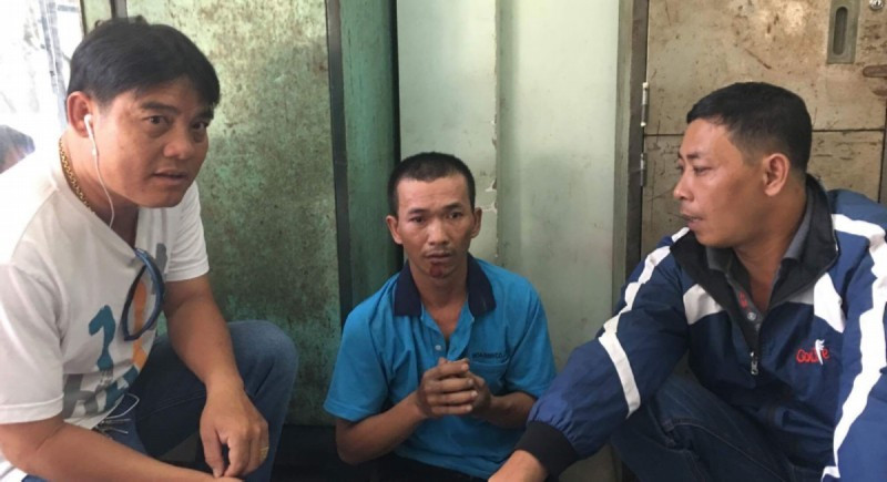 Thu (ngồi giữa) tại trụ sở cảnh sát 