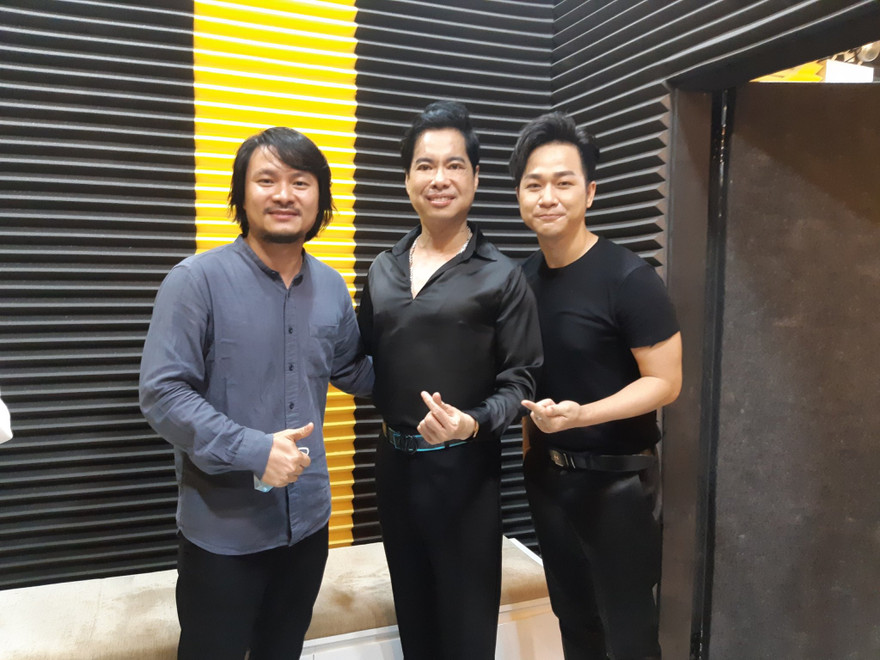 Đạo diễn Hoàng Nhật Nam cùng dàn nghệ sĩ gấp rút tập luyện cho “Đà Nẵng, Quảng Nam - Triệu con tim hướng về” 