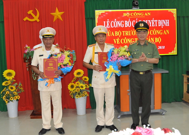 Thứ trưởng Nguyễn Văn Thành trao quyết định cho Thiếu tướng Lê Văn Út và Đại tá Nguyễn Văn Hiểu. Ảnh CAND