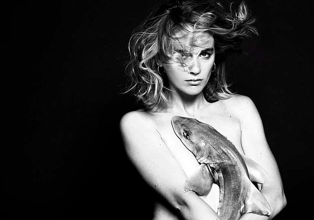 Bạn gái cũ của Hoàng tử Harry chụp ảnh khoả thân gây chú ý