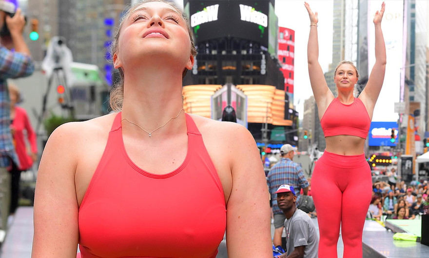 Siêu mẫu ngoại cỡ Iskra Lawrence mặc ôm sát gợi cảm, tập yoga trên phố