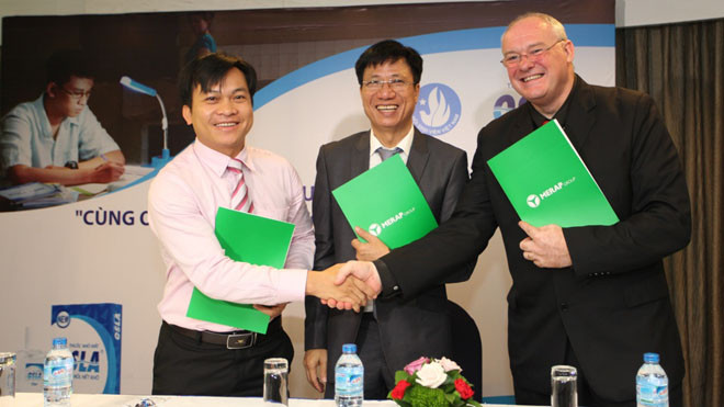 Ký kết hỗ trợ thí sinh trong kỳ thi THPT sắp tới.