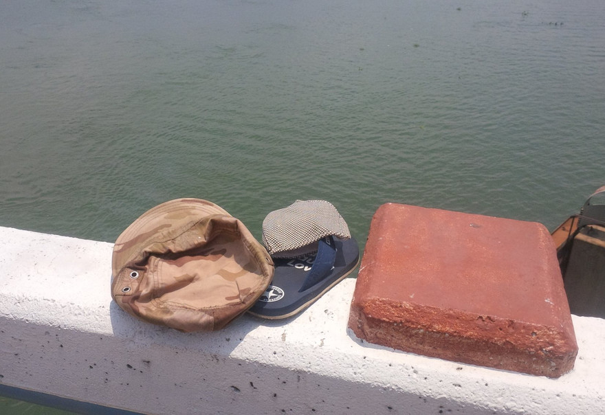 Nón và dép được nạn nhân để ngay ngắn trên thành cầu.